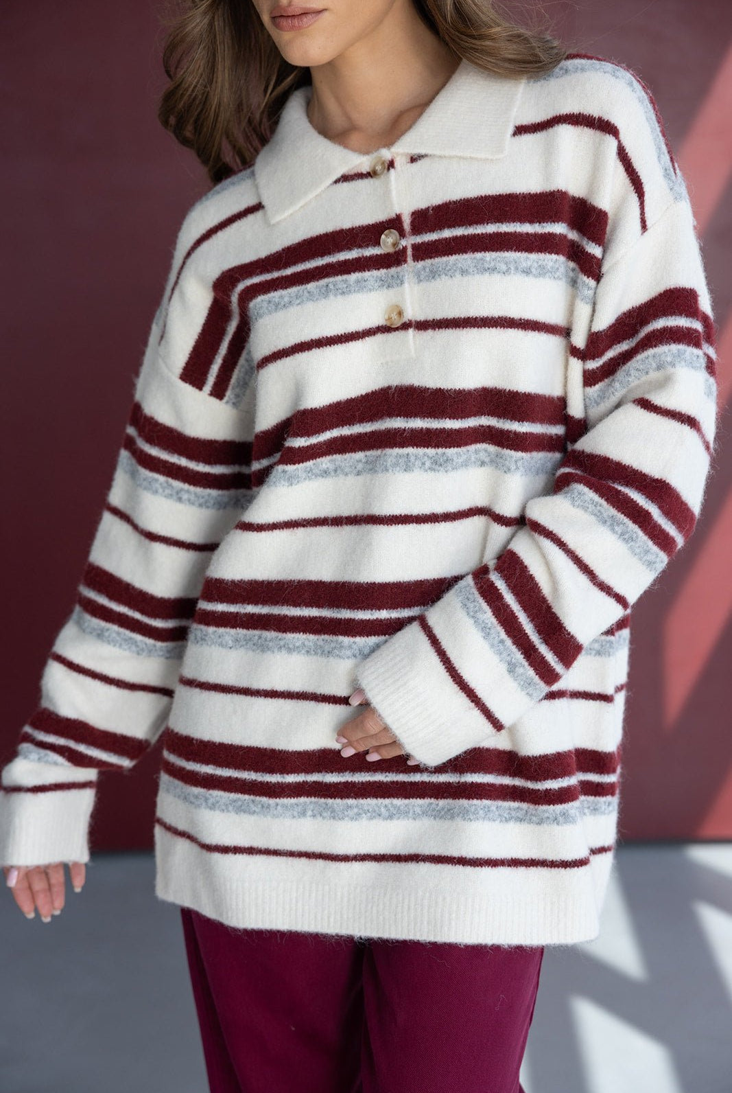 סוודר נשים אופנתי פסים לבן בורדו ואפור, צווארון וכפתורים, לוק חורפי צעיר