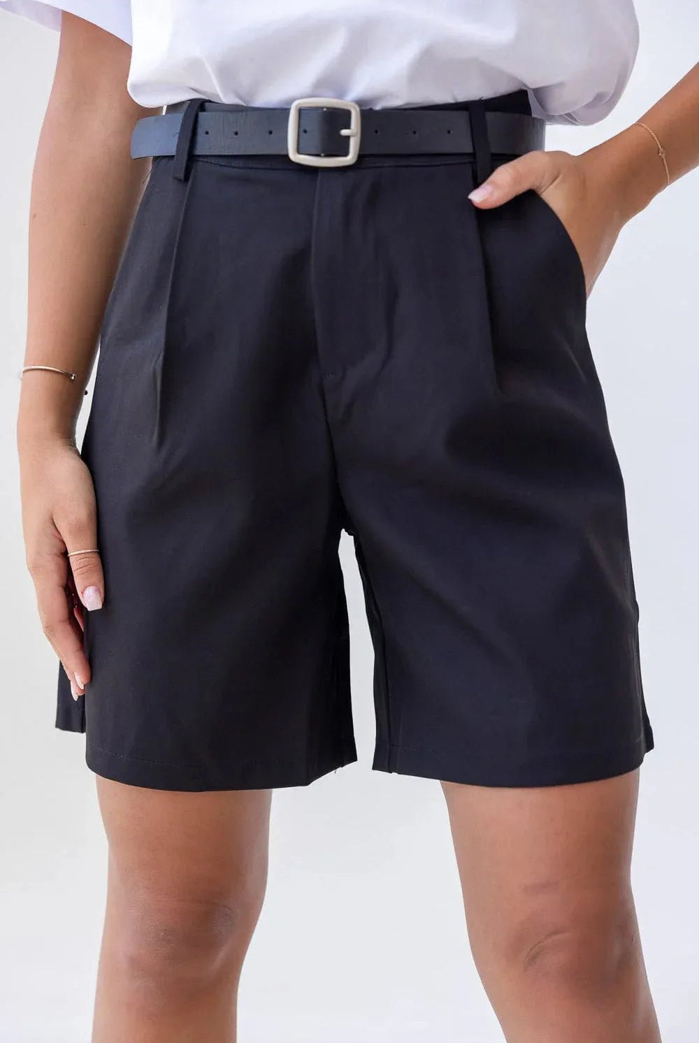 מכנסי נשים קצרים בצבע שחור עם חגורה, קיץ, אופנת נשים לנערות