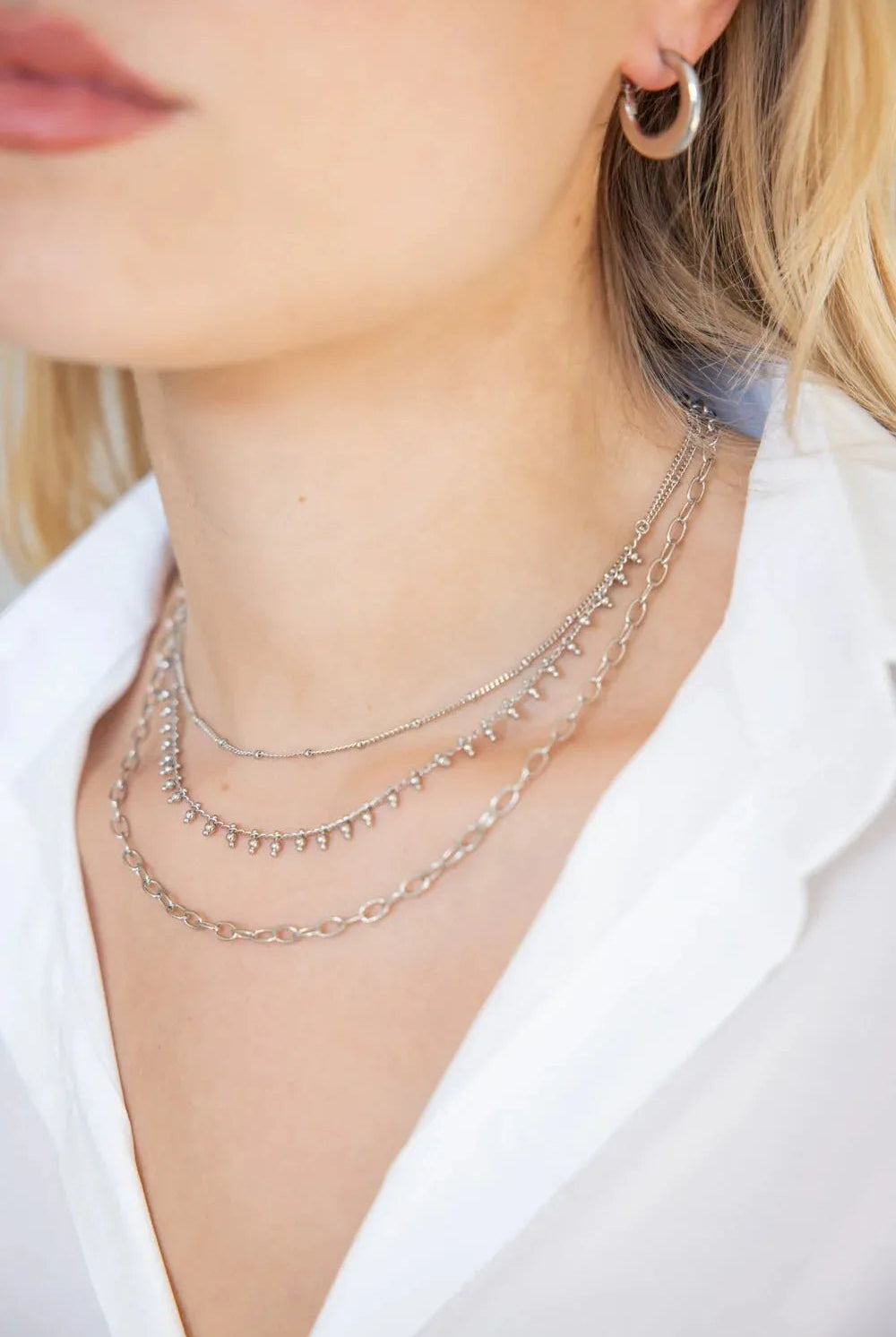 שרשרת כסף לאישה עם שרשראות שכבות ועגיל חישוק, חולצה מכופתרת אופנתית