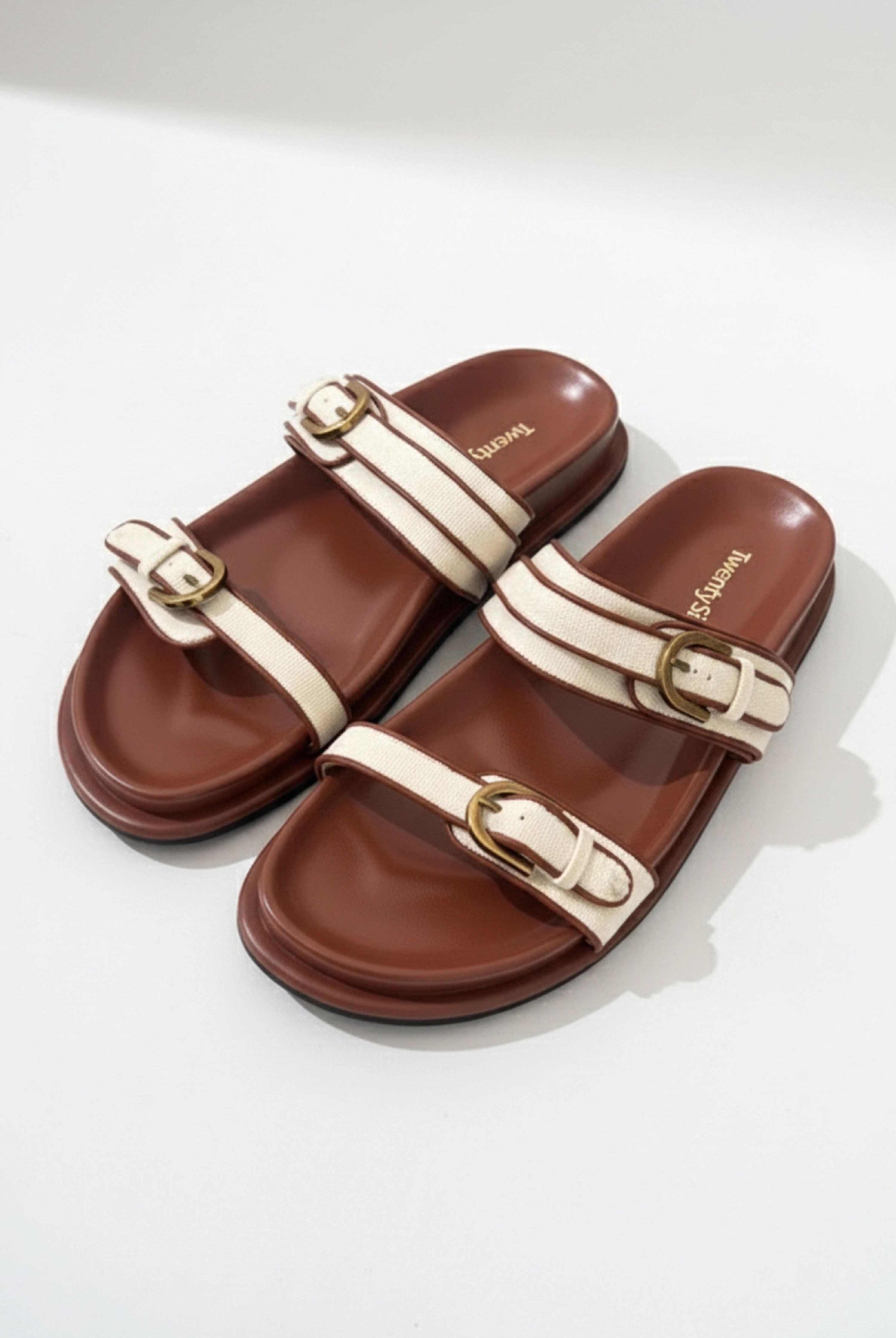 אישה יושבת עם מגפיים גבוהים מעור, גרביון חום וז'קט פרווה, לוק אופנתי לנשים