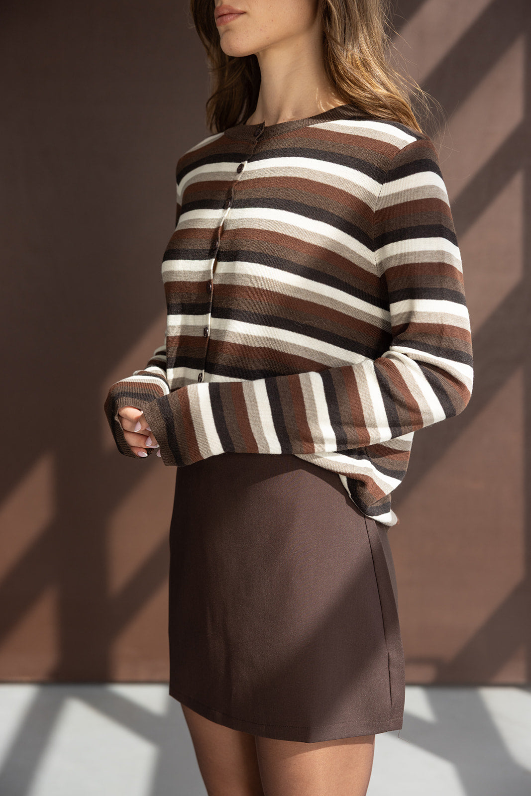 חולצת קרדיגן פסים חום לבן עם חצאית חומה קצרה לאופנת נשים צעירות