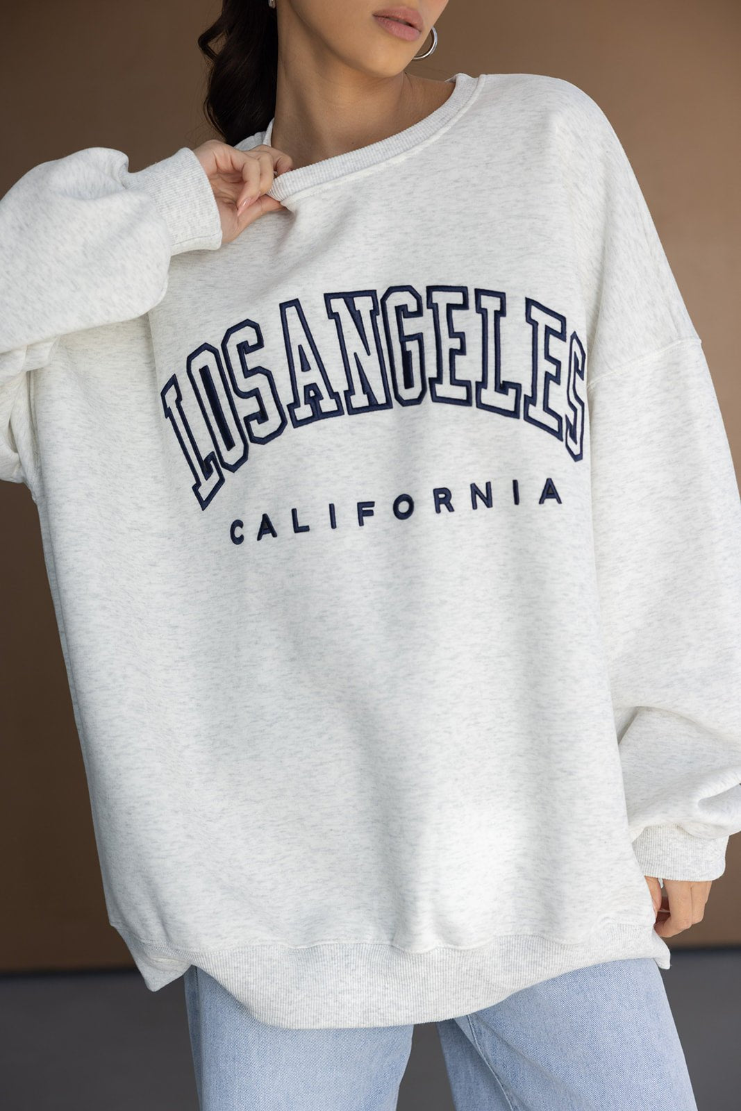 דוגמנית לובשת סווטשירט נשים אפור בהיר עם הדפס LOS ANGELES CALIFORNIA, אופנה טרנדית לנערות