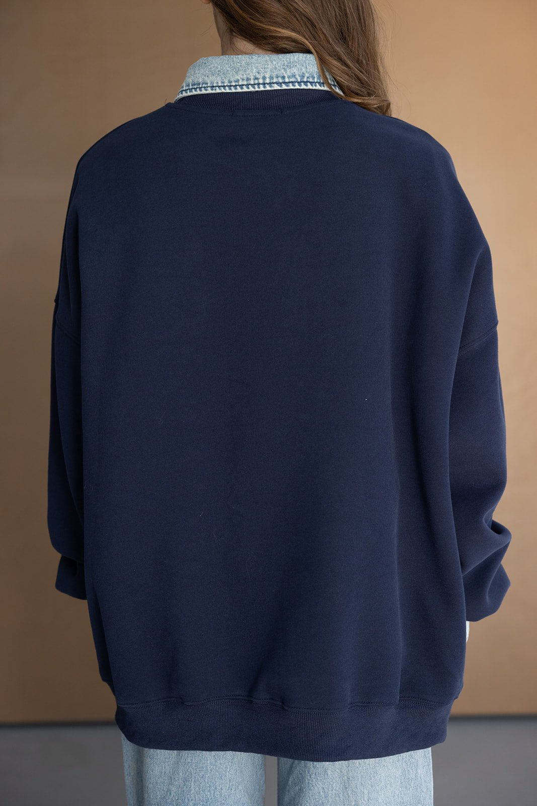 ג׳קט קז'ואל כחול כהה עם קולר ג׳ינס ותפרים דקורטיביים, מבט מאחור, אופנת נשים