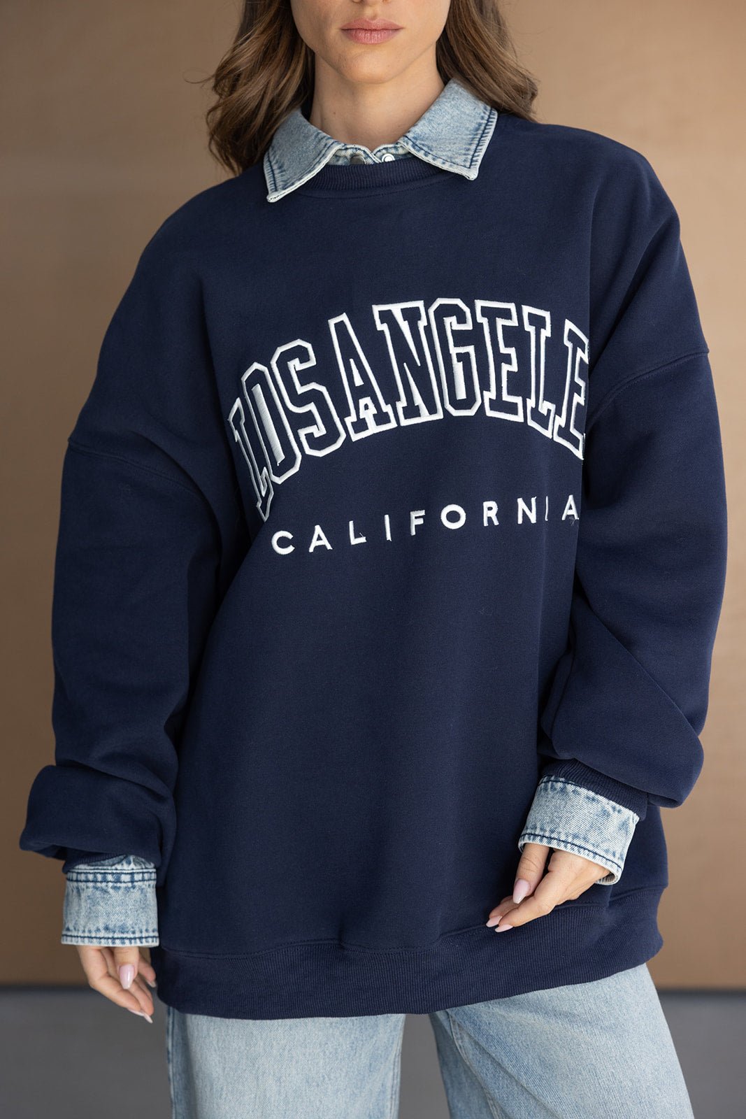 סווטשירט כחול לנשים עם כיתוב LOS ANGELES CALIFORNIA, משולב חולצת ג'ינס ומכנסי ג'ינס אופנתיים