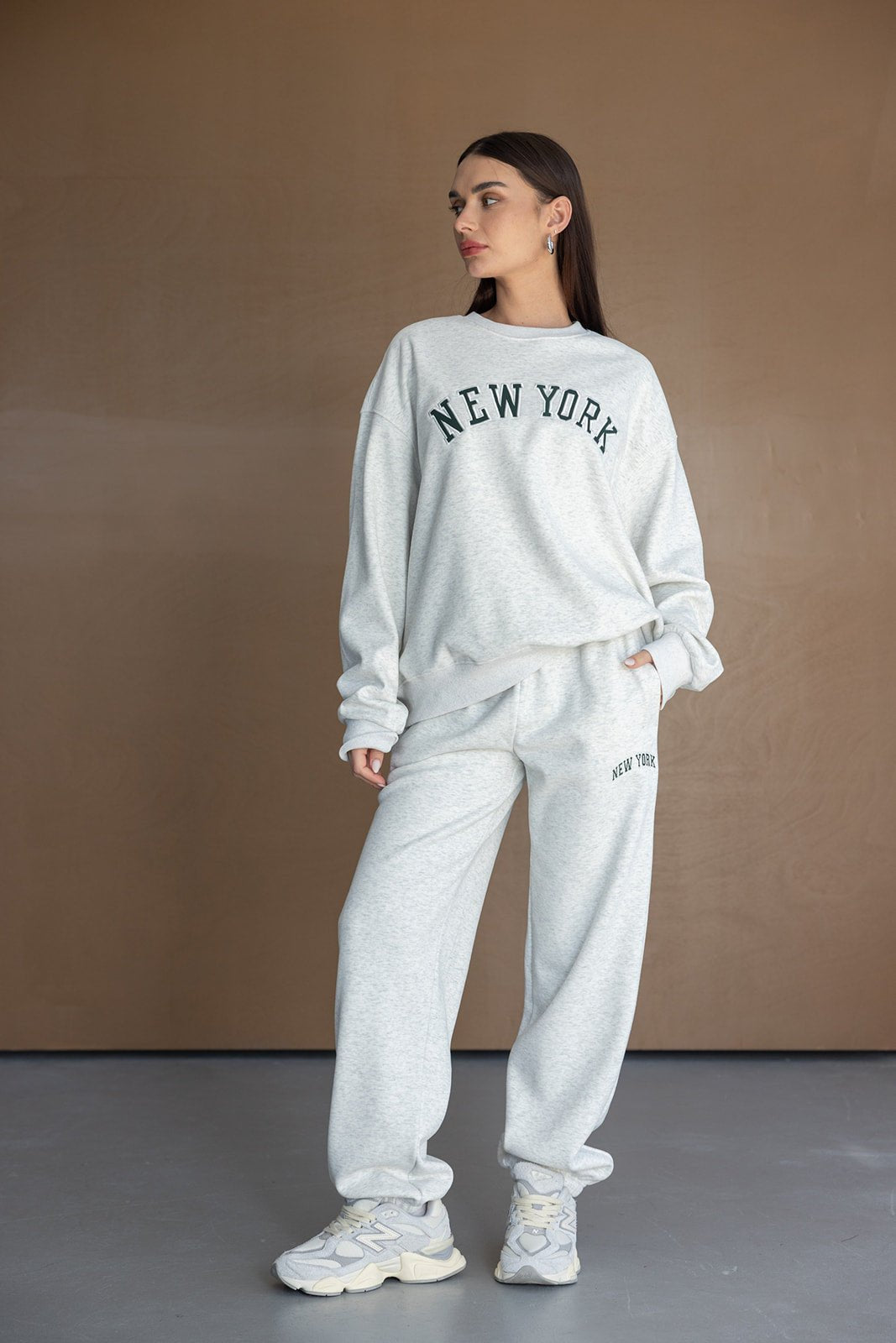 דוגמנית לובשת סט טרנינג אפור עם כיתוב NEW YORK, אופנת נשים ונערות, סט בגדים מחטב ונוח