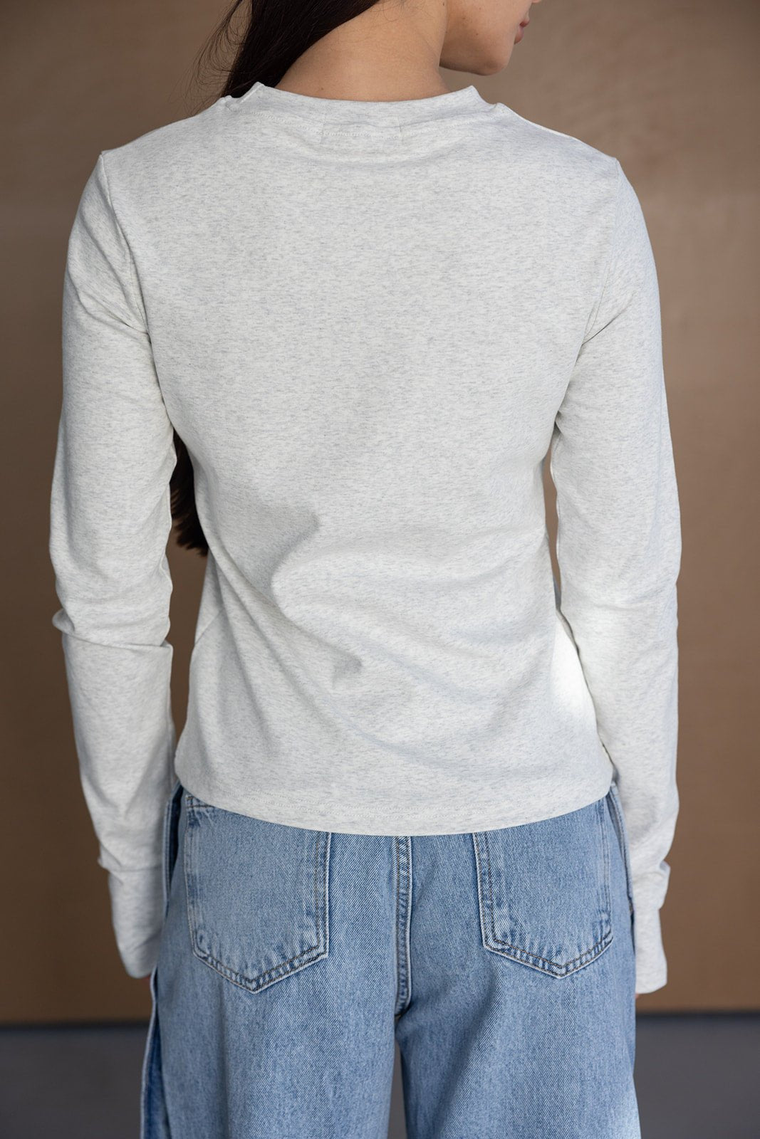 חולצת שרוול ארוך אפורה לנשים עם ג'ינס תכלת, צילום גב, בגדי אופנה לנערות