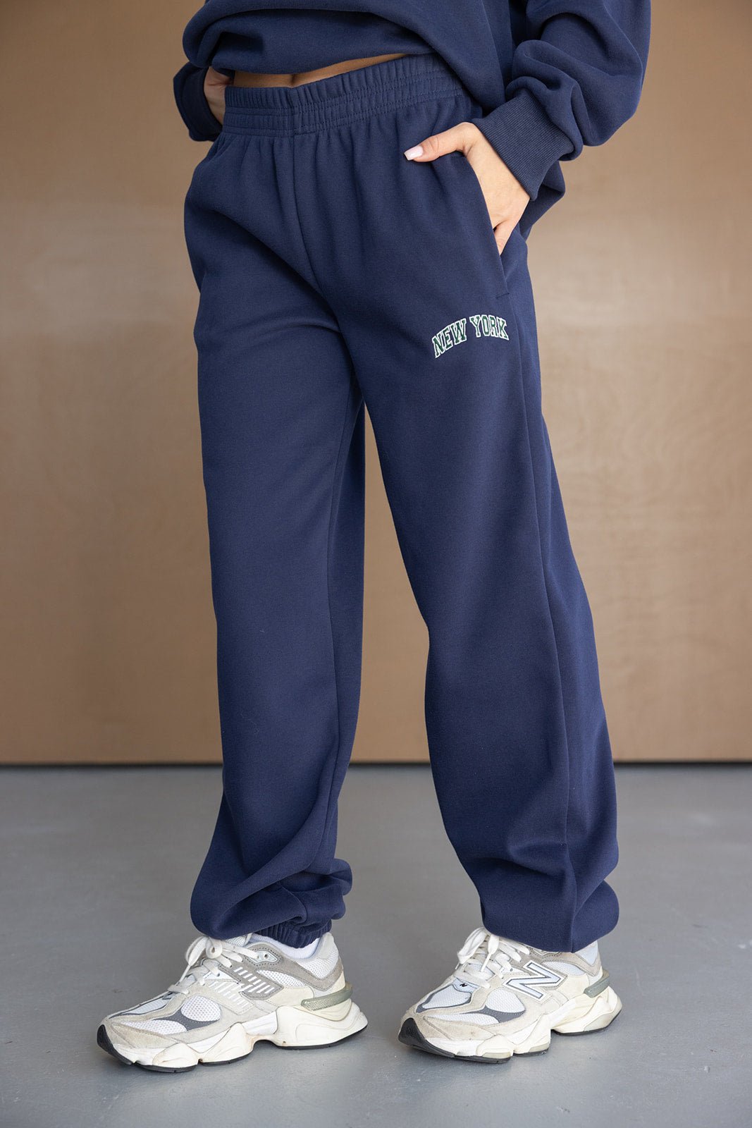 מכנסי טרנינג נשים בצבע כחול כהה עם כיתוב ניו יורק, אופנת רחוב, נעלי ספורט בהירות
