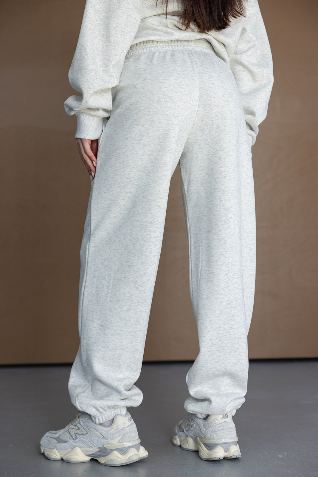 מכנסי טרנינג אפורים לנשים, גזרה רחבה, עם נעלי ספורט, אופנה לנערות