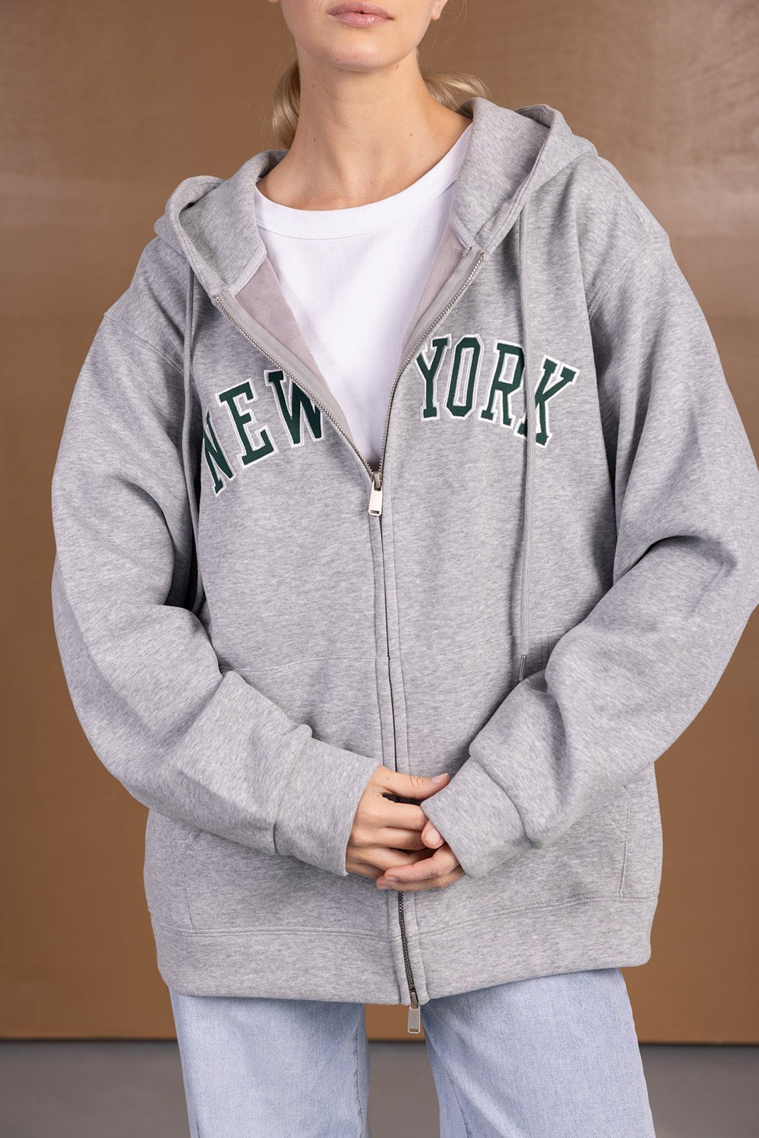 קפוצ׳ון אפור עם רוכסן וכיתוב NEW YORK לאישה, אופנת קז'ואל לנשים ונערות