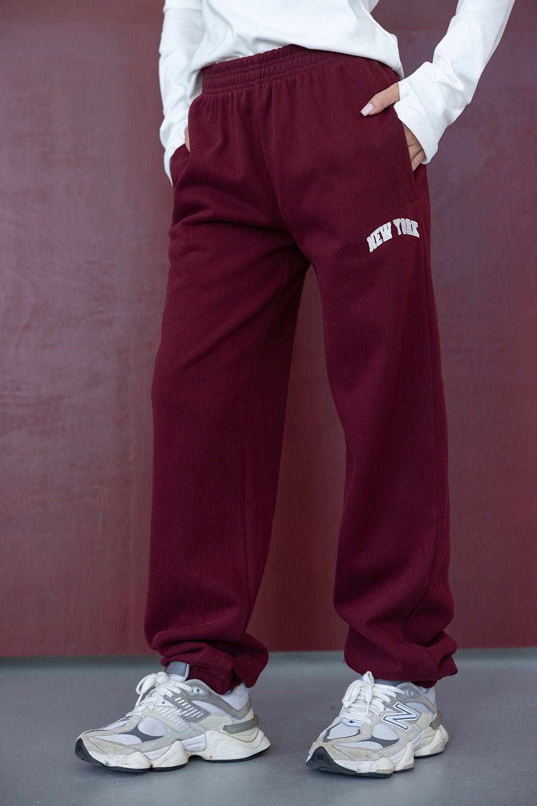 מכנסי טרנינג בורדו לנשים עם הדפס NEW YORK, נעלי סניקרס לבנות, אופנה לנערות
