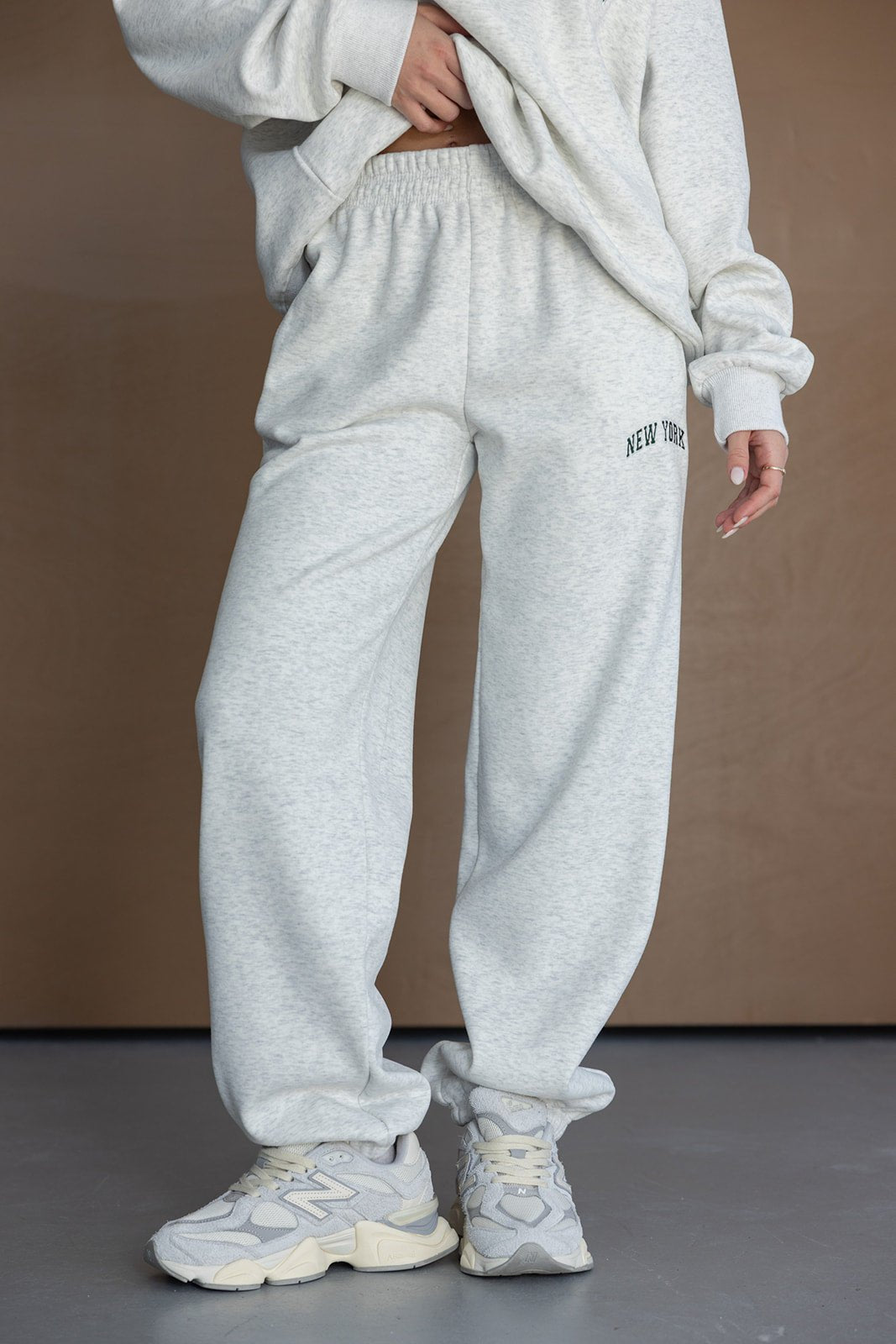 סט טרנינג נשים אופנתי בגוון אפור עם הדפס ניו יורק, נעלי ספורט אופנתיות