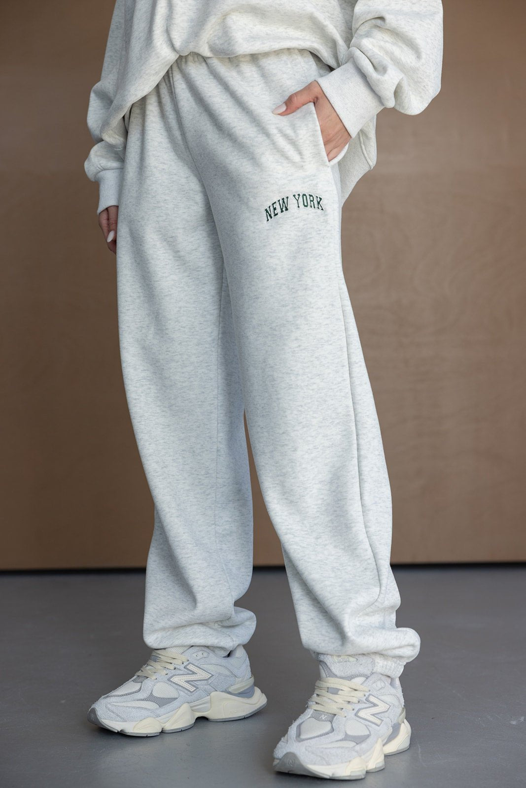 מכנסי טרנינג נשים אפורים עם כיתוב NEW YORK, נעלי סניקרס אופנתיות, לוק יום יומי צעיר
