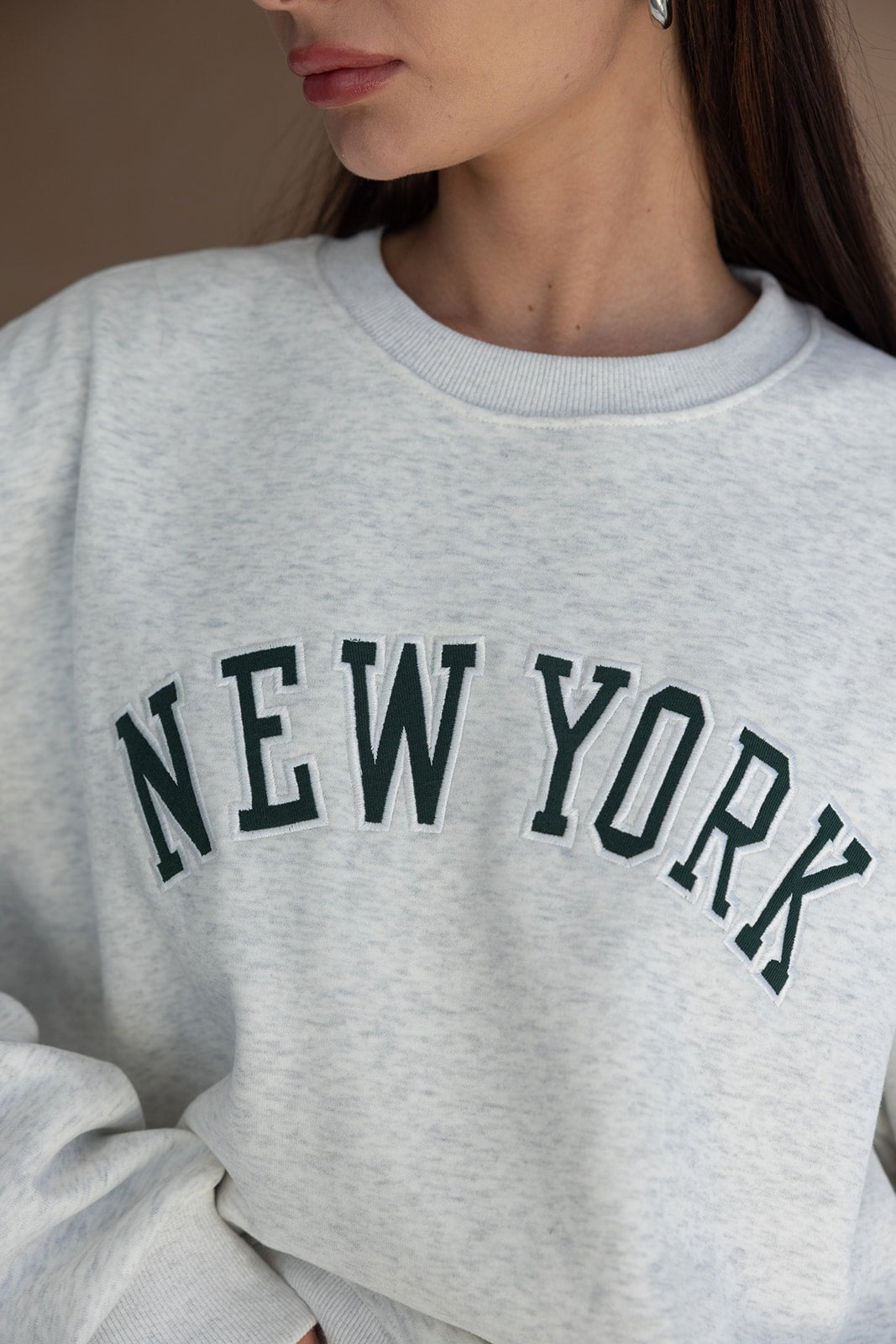 סווטשירט נשים אופנתי בצבע אפור בהיר עם הדפס NEW YORK, אופנת רחוב לנערות