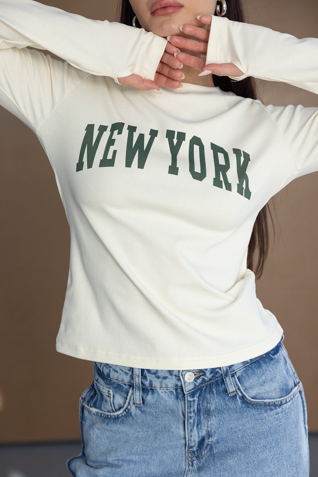 חולצת טריקו נשים לבנה עם כיתוב NEW YORK, גזרה ארוכה, משולבת בג'ינס קז'ואל אופנתי