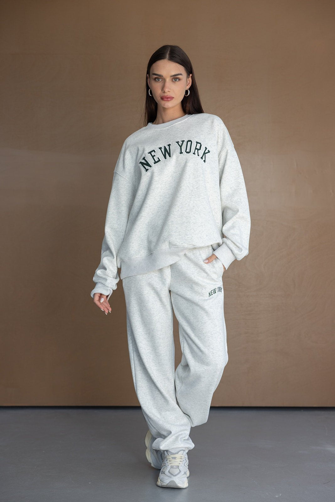 דוגמנית לובשת סט טרנינג אפור עם הדפס NEW YORK, בגדי אופנה לנשים בסגנון קז'ואל