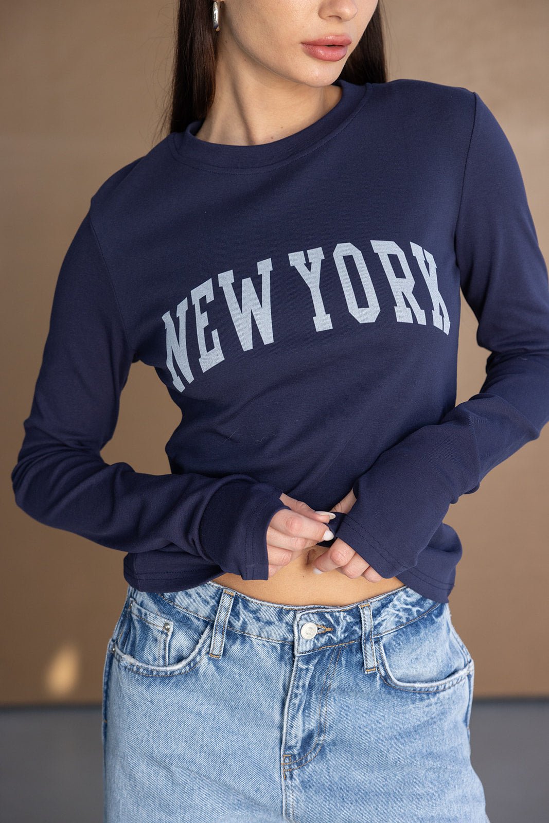 חולצת נשים כחולה עם כיתוב NEW YORK ומכנסי ג'ינס, אופנת קז'ואל לנערות