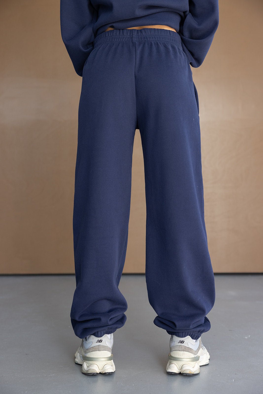 מכנסי טרנינג כחולים לנשים בגזרה רחבה, מבד נעים, מותן גומי, סטייל ספורטיבי עדכני