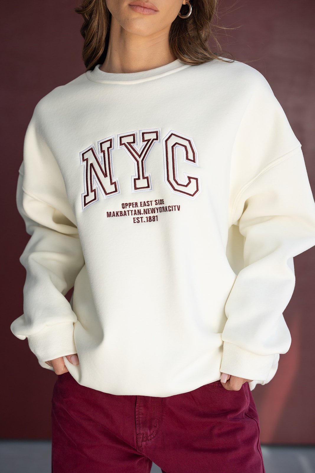 סווטשירט אופנתי לנשים בצבע שמנת עם כיתוב NYC, בשילוב מכנסיים בורדו