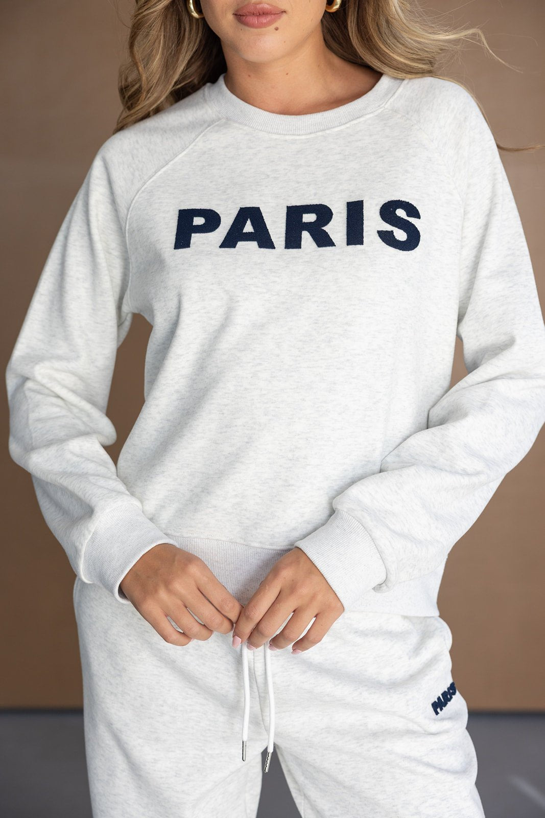 סט טרנינג נשים אופנתי באפור בהיר עם הדפס PARIS, חולצה ארוכה ומכנסיים תואמים