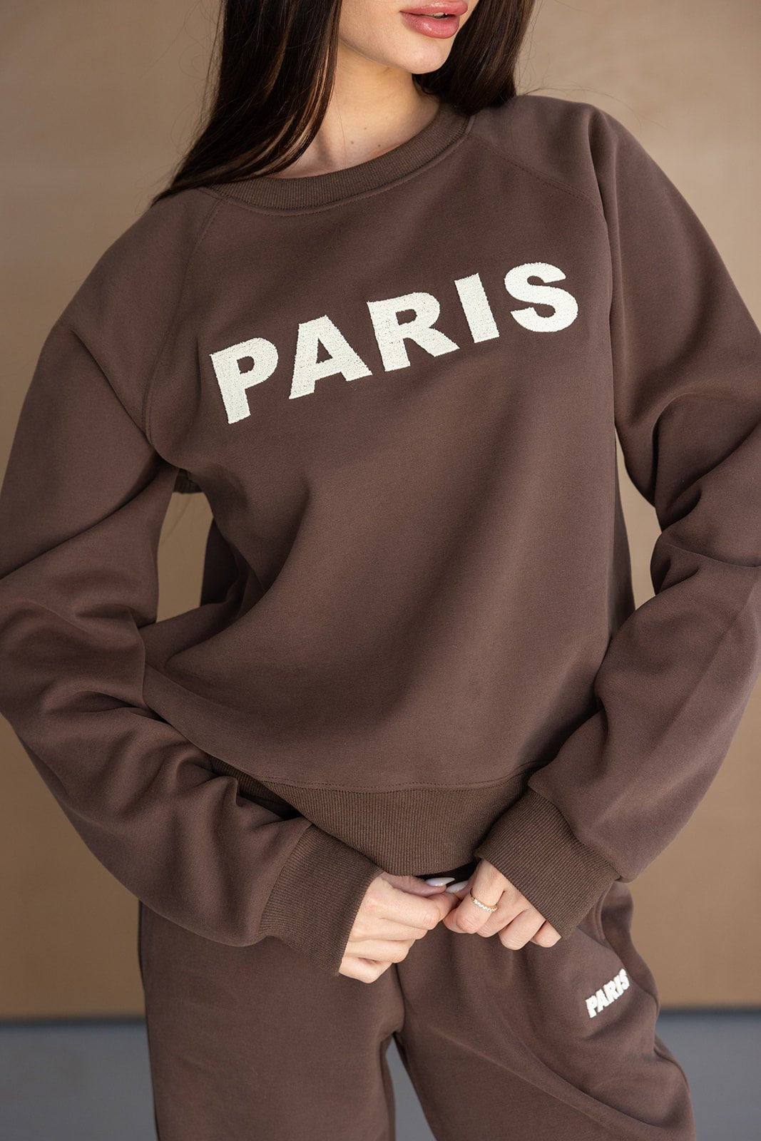 חולצת טרנינג חומה לנשים עם הכיתוב PARIS, סט ספורטיבי אופנתי לנערות