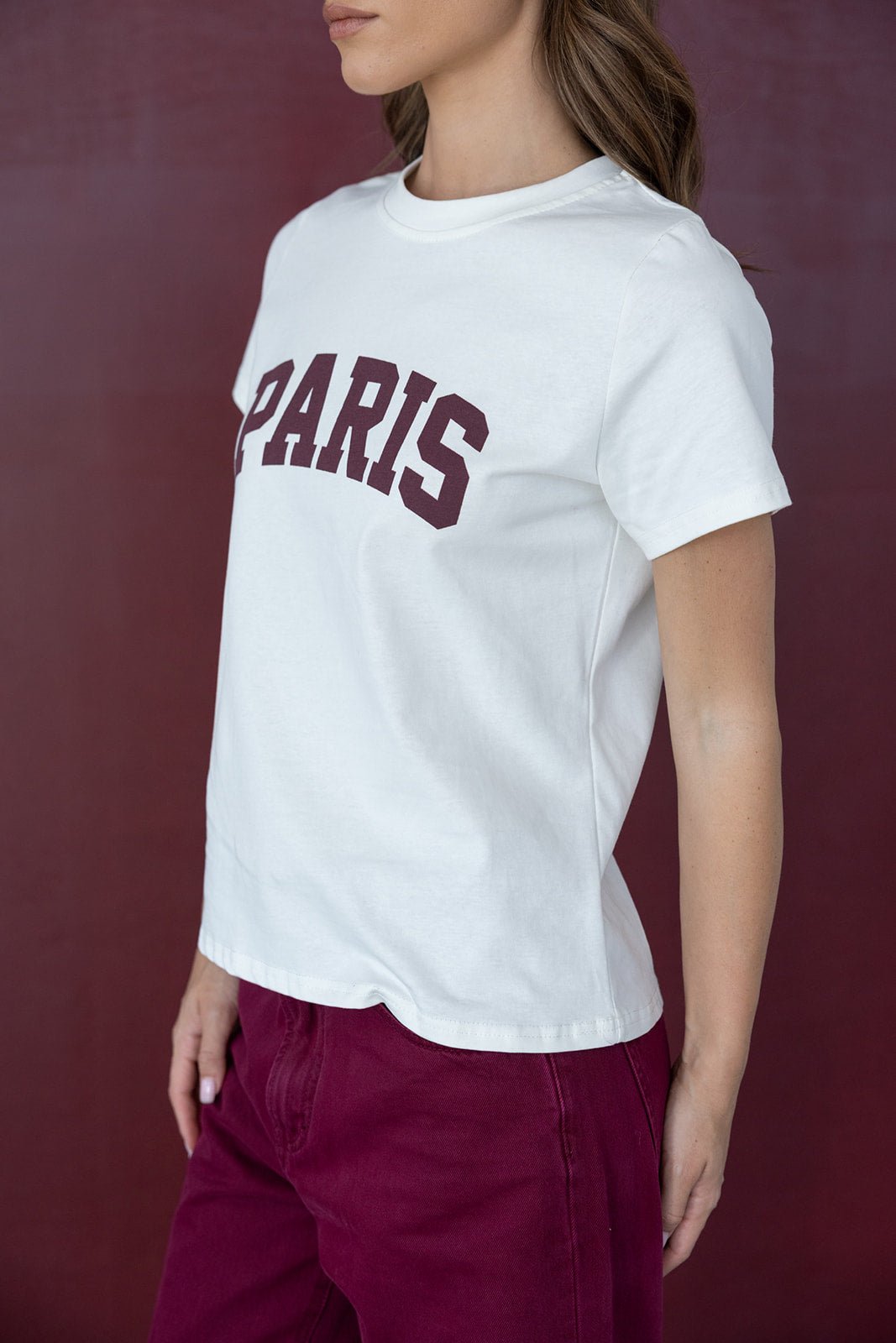 דוגמנית לובשת חולצת טי לבנה עם כיתוב PARIS ובוקסר בורדו, אופנת נשים צעירה
