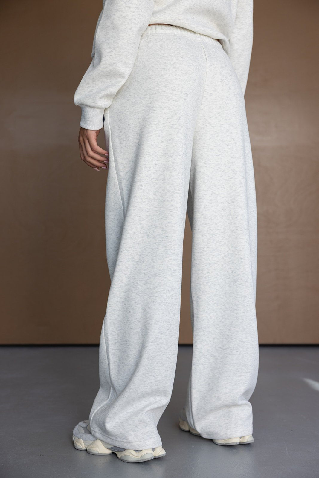 מכנסי טרנינג רחבים לנשים בצבע אפור בהיר, בד נעים, גזרה נוחה ואופנתית לצעירות