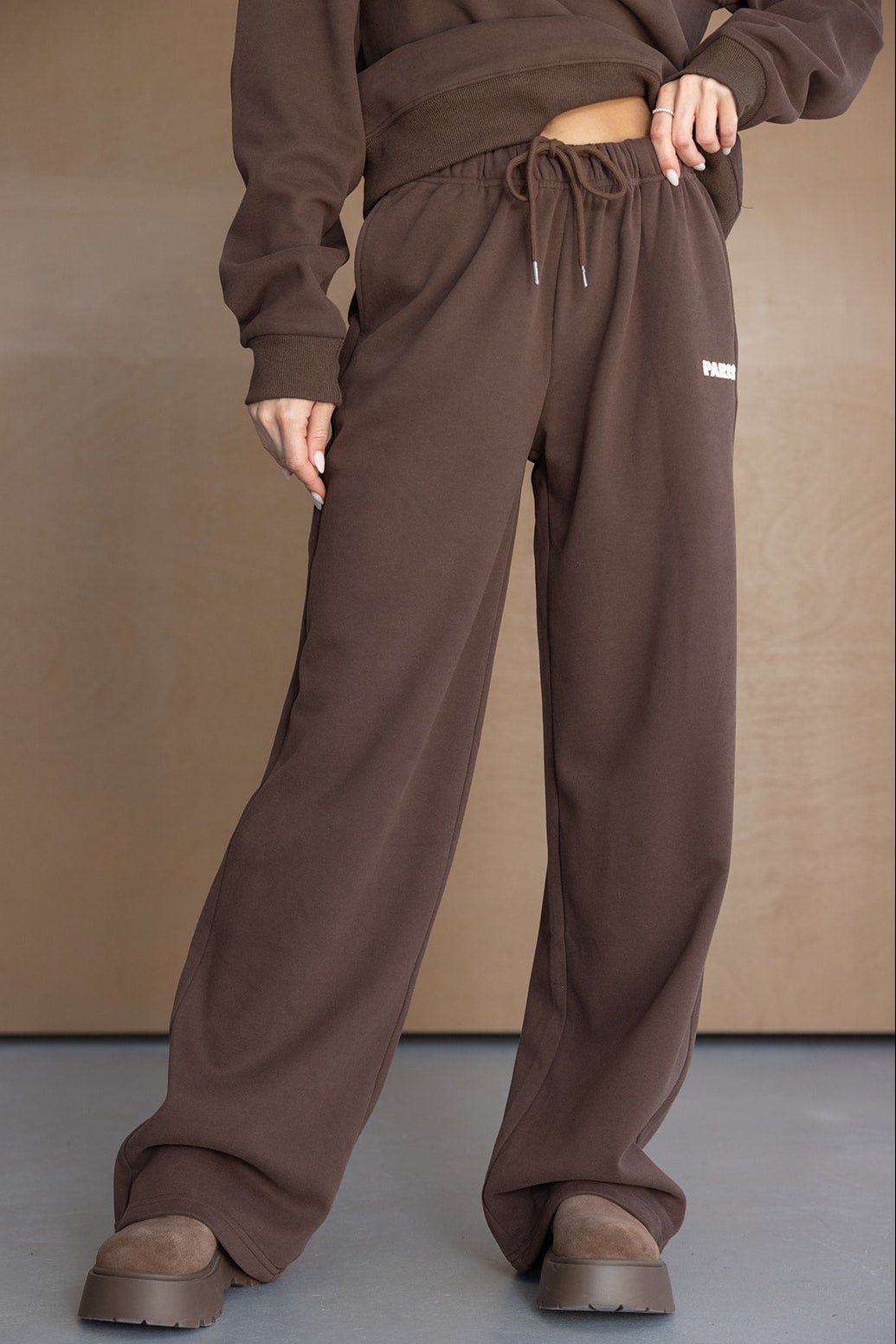 מכנסי טרנינג חומים לנשים, בגזרה רחבה עם שרוך, לוק קז'ואל אופנתי לנוער ונשים