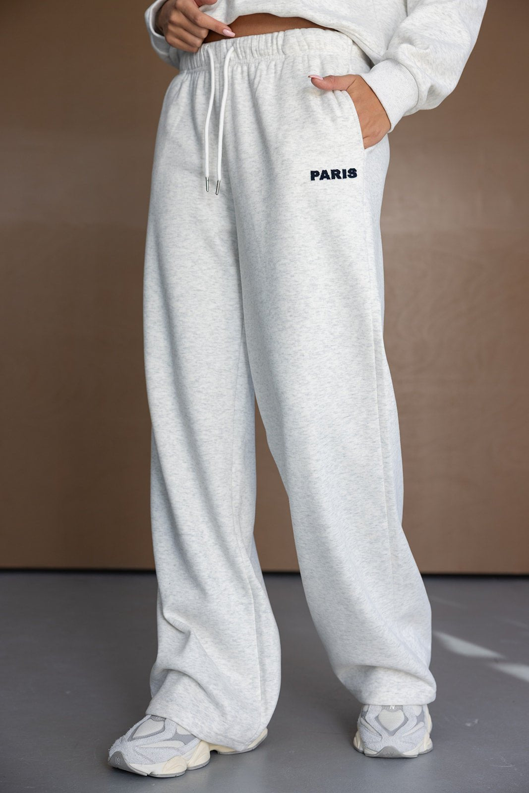 מכנסי טרנינג לנשים אפורים עם כיתוב PARIS, גזרה רחבה ואופנתית, נעלי סניקרס לבנות