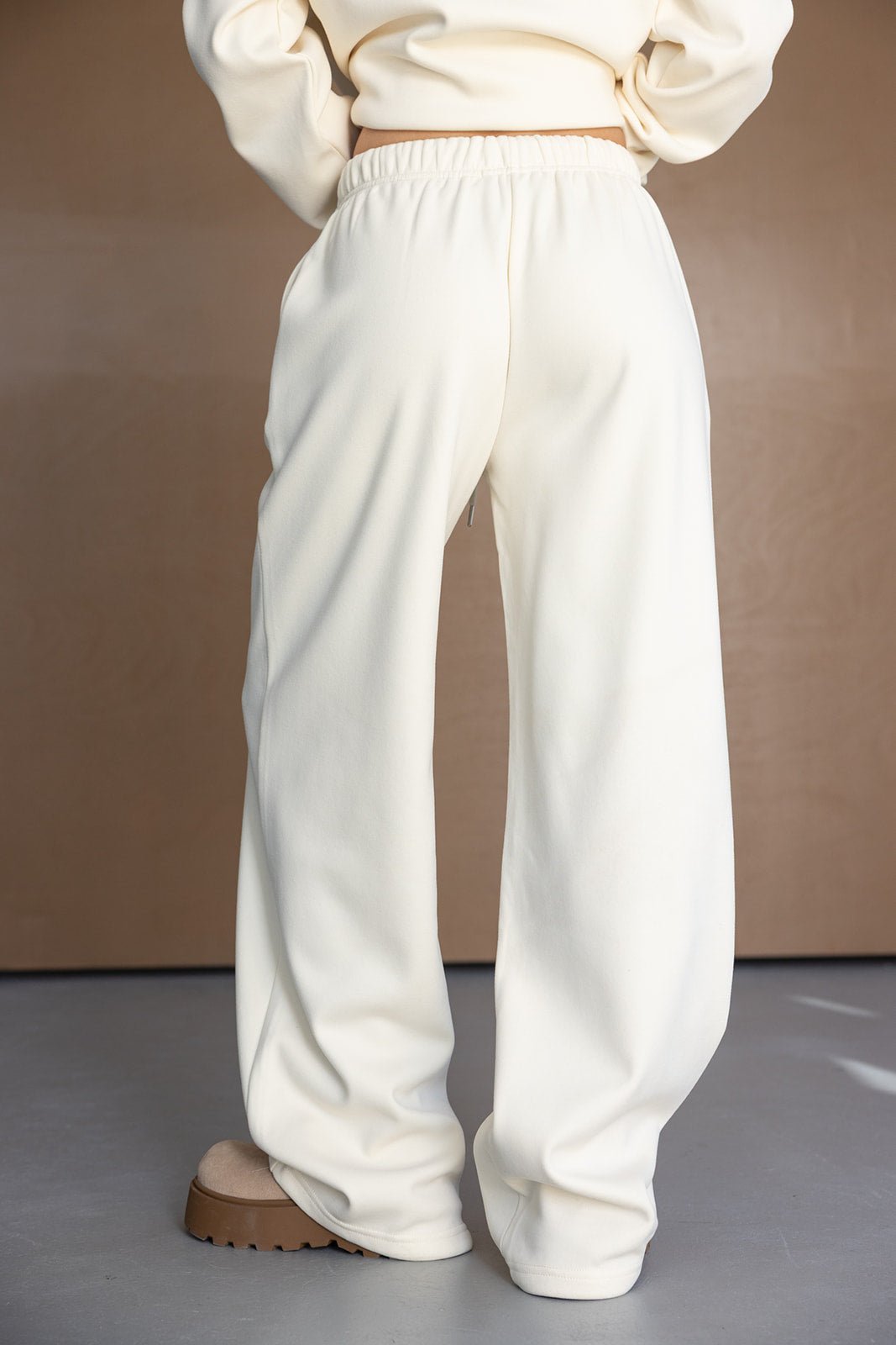 מכנסי טרנינג רחבים בצבע שמנת לנשים, בד נעים, גזרה גבוהה ואופנתית, אופנת רחוב