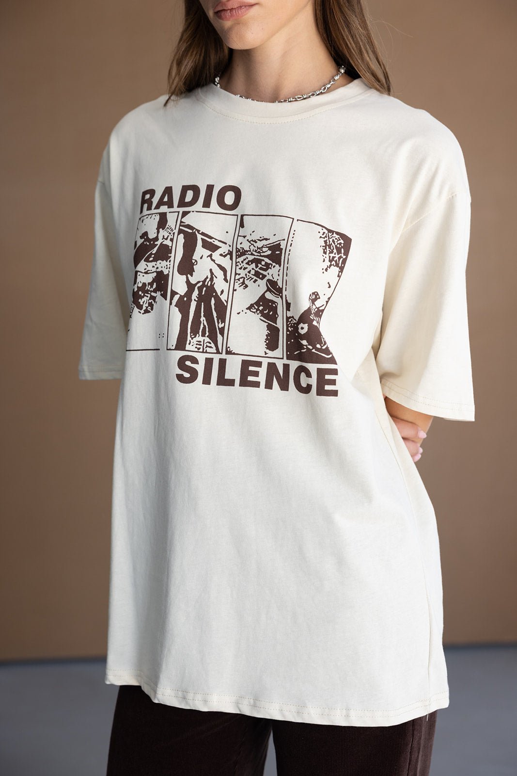 טישרט נשים אופנתית בצבע שמנת עם הדפס רדיו שחור, מראה קז'ואל לנערות