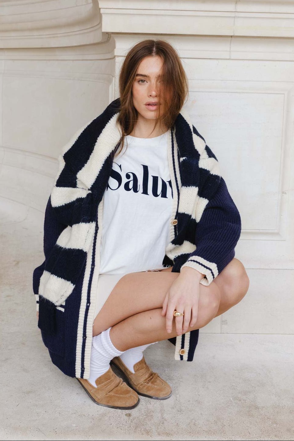 דוגמנית לובשת גופיית טי שרט עם כיתוב "Salut" וקרדיגן סרוג פסים אופנתי בגווני כחול ולבן, אופנת נשים חורפית עדכנית