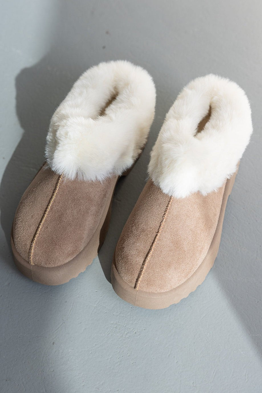 נעלי בית לנשים בצבע בז' עם פרווה לבנה, סוליה עבה ועיצוב חורפי מחמם