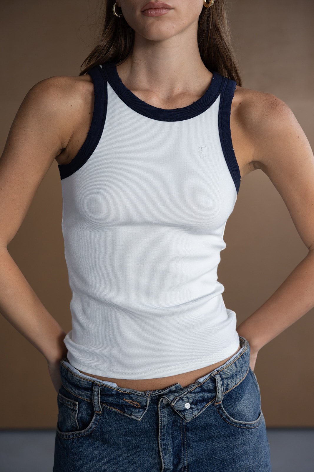 גופיית נשים לבנה עם שוליים כהים ומכנסי ג'ינס, אופנת קיץ לנשים צעירות