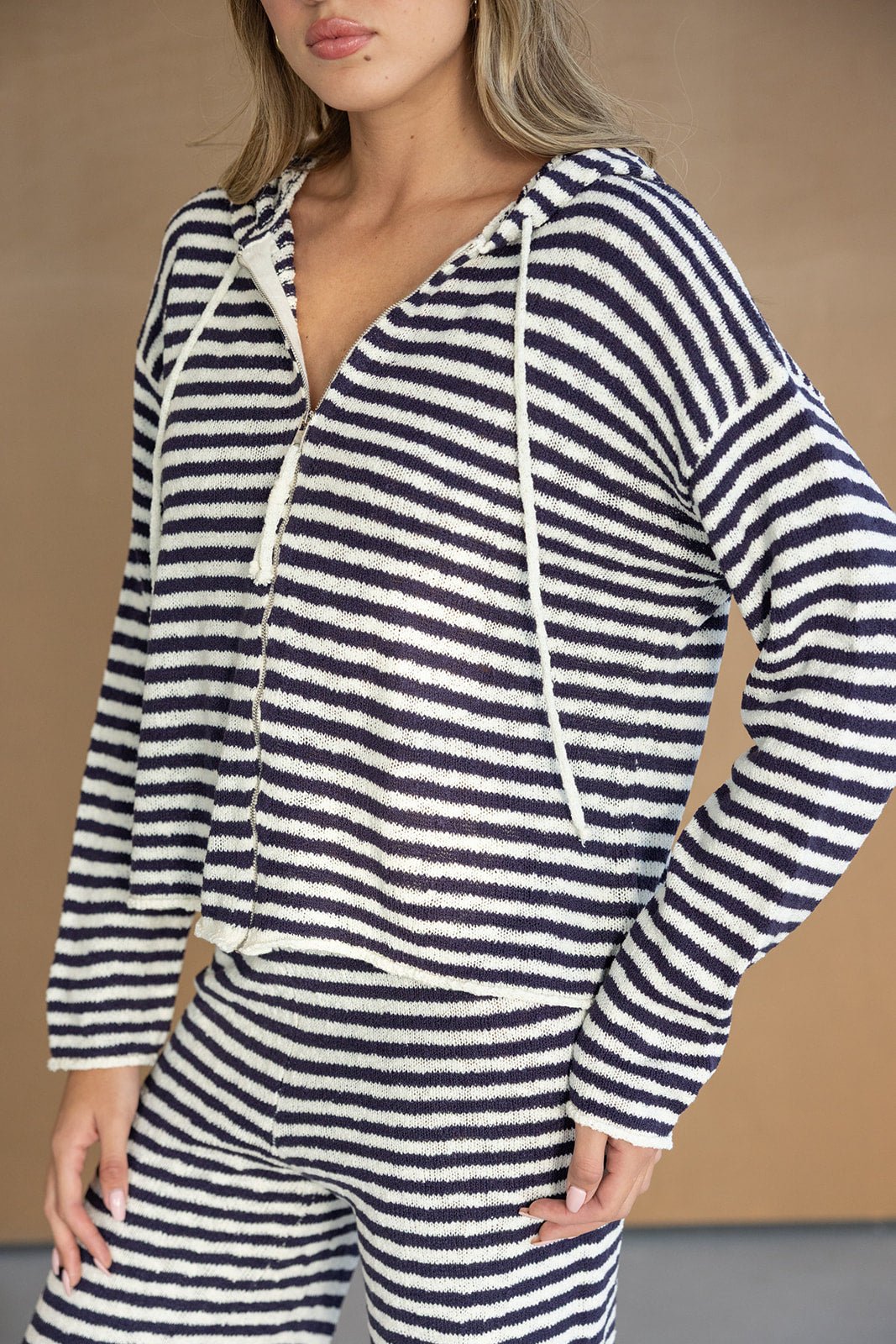 סט פסים לנשים בצבע שחור ולבן, חולצה קפוצ׳ון עם ריצ׳רץ׳ ותחתון תואם, אופנת קז'ואל טרנדי