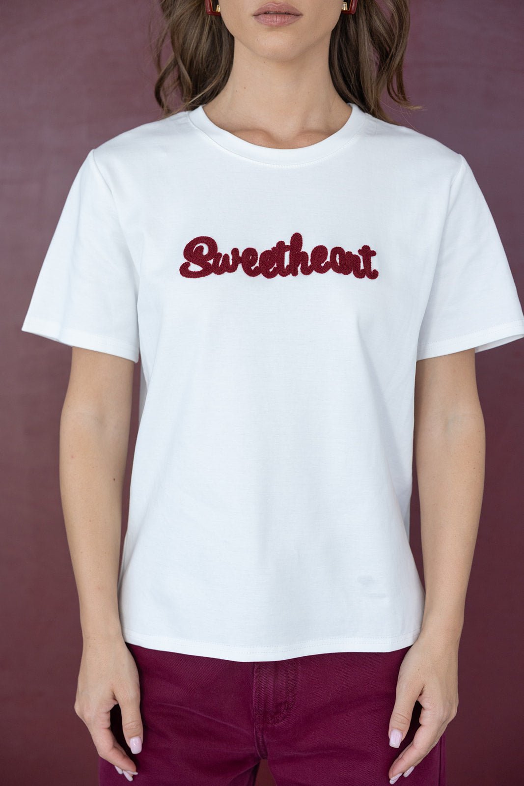 חולצת טישרט לבנה לאשה עם כיתוב Sweetheart באדום, עם מכנס בורדו, אופנת נשים