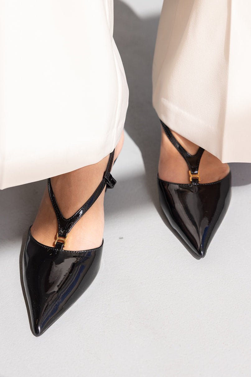 נעלי עקב שפיץ לנשים בצבע שחור מבריק עם רצועה, משתלבות עם מכנסיים לבנים אופנתיים