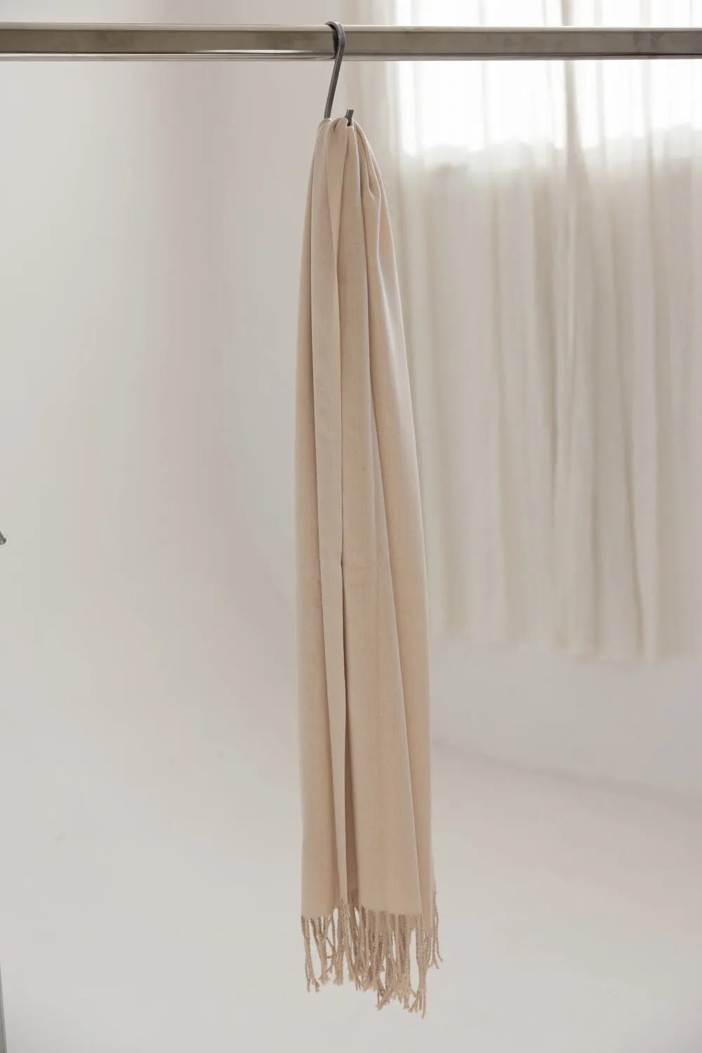 צעיף קשמיר לנשים בצבע מוקה, תלוי על מוט, עיצוב אלגנטי עם קצוות פרנזים