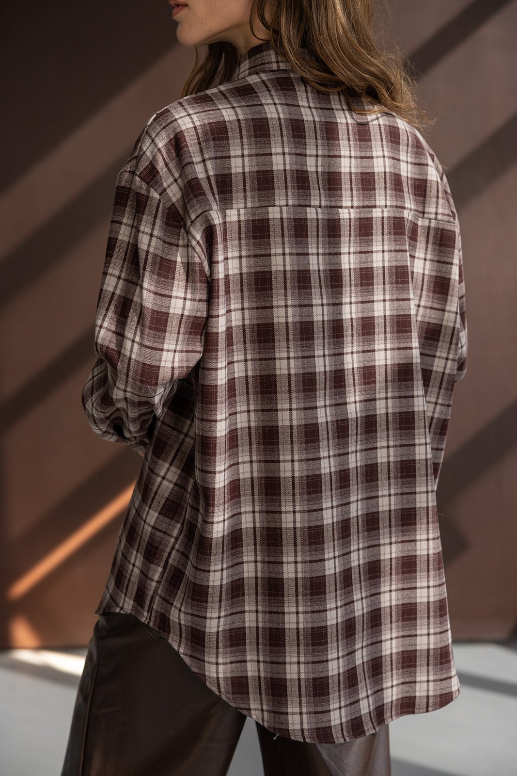 חולצת פלאנל משובצת חום-לבן לנשים, בגדי אופנה חורף נוער, סטייל קז'ואל