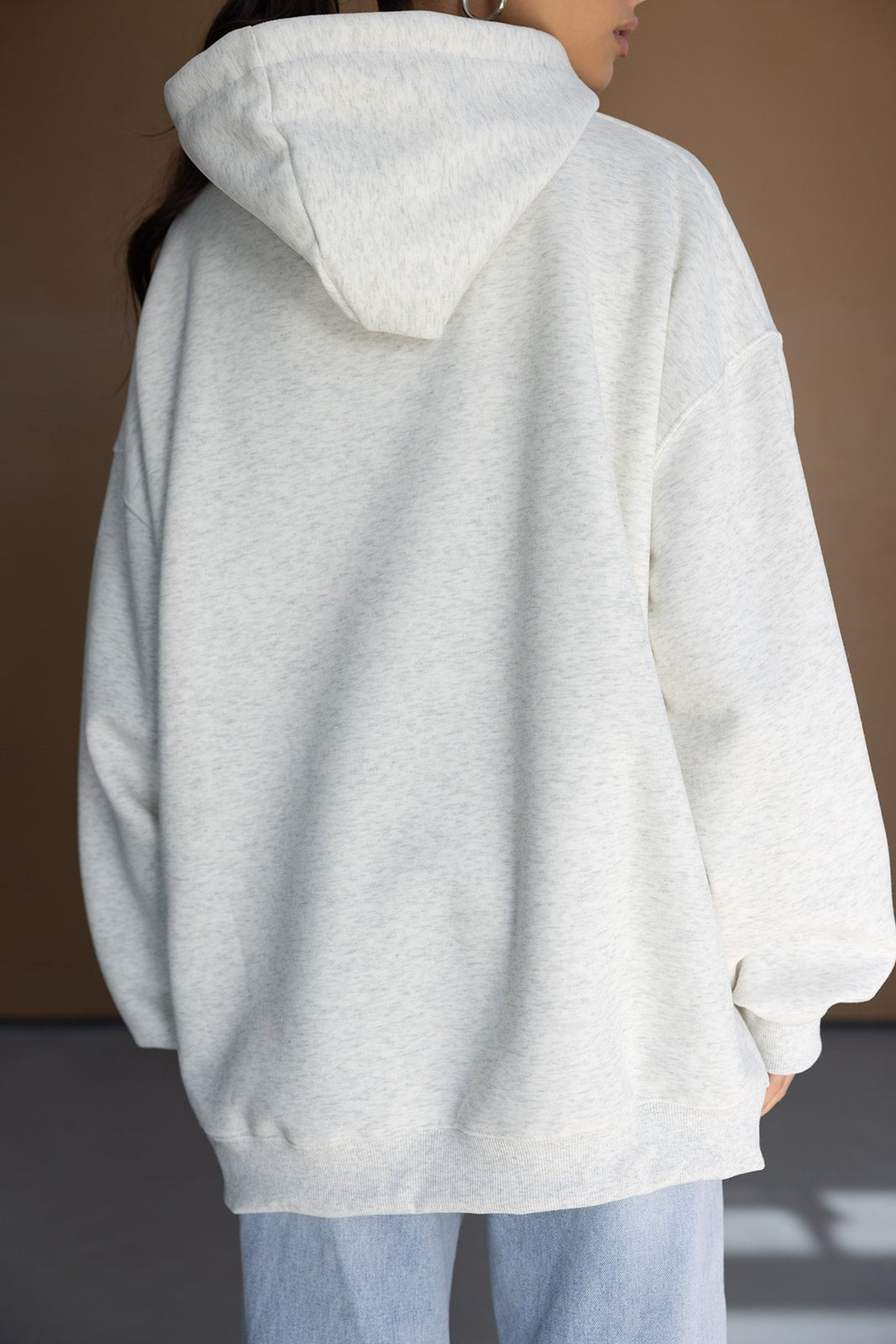 קפוצ׳ון נשים בגזרת אוברסייז בצבע אפור בהיר, סטייל קז׳ואל עם מכנסי ג׳ינס