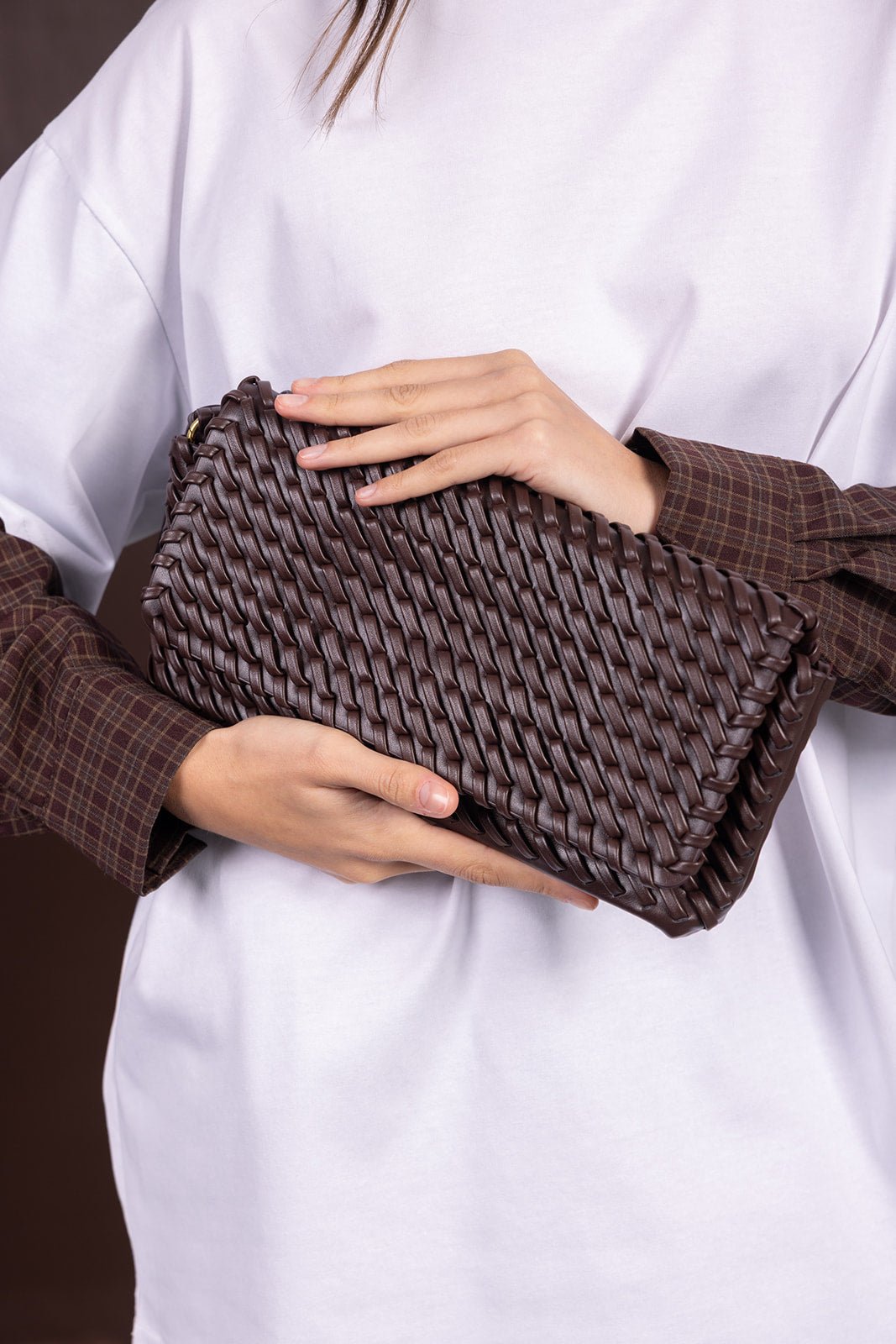 קלאץ' נשים קלוע חום כהה, אופנה לנשים, אקססוריז טרנדי לאאוטפיט יומיומי