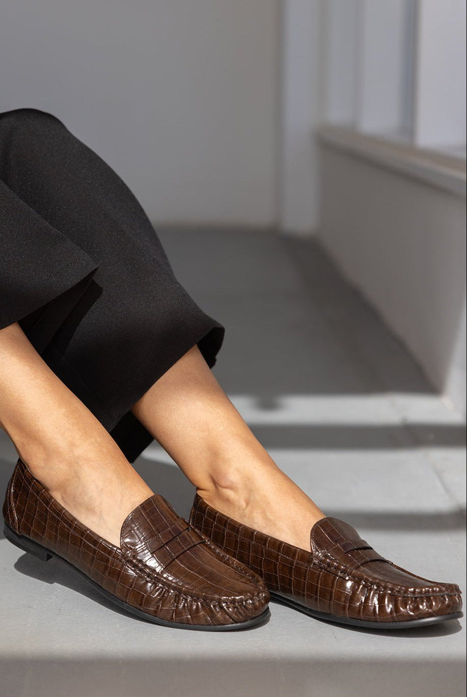 מוקסינים לנשים דמוי עור חום בטקסטורת קרוקו, נעלי אופנה אלגנטיות