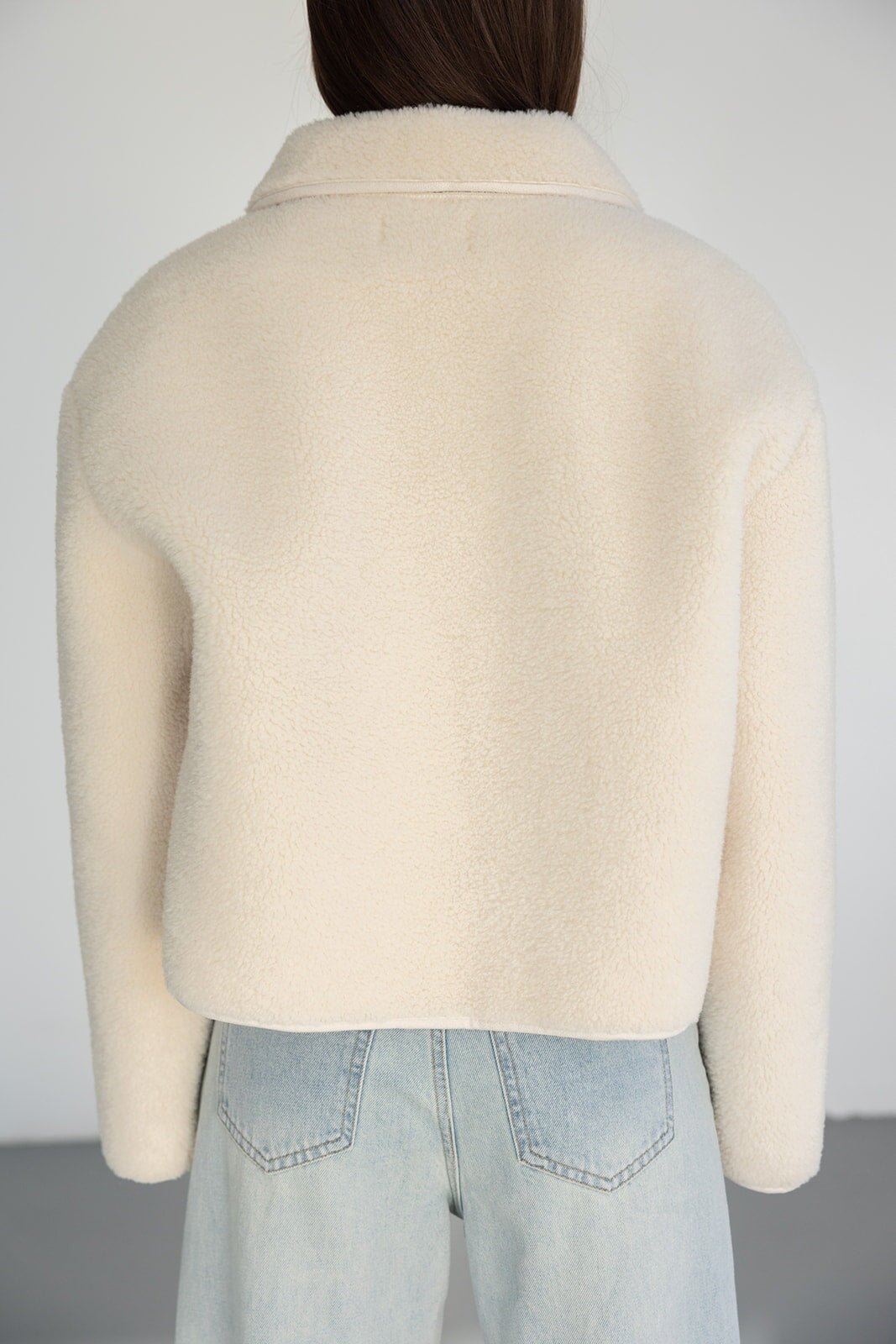 מעיל טדי שמנת לנשים, גב, בשילוב ג'ינס בגזרה גבוהה, אופנת חורף מודרנית