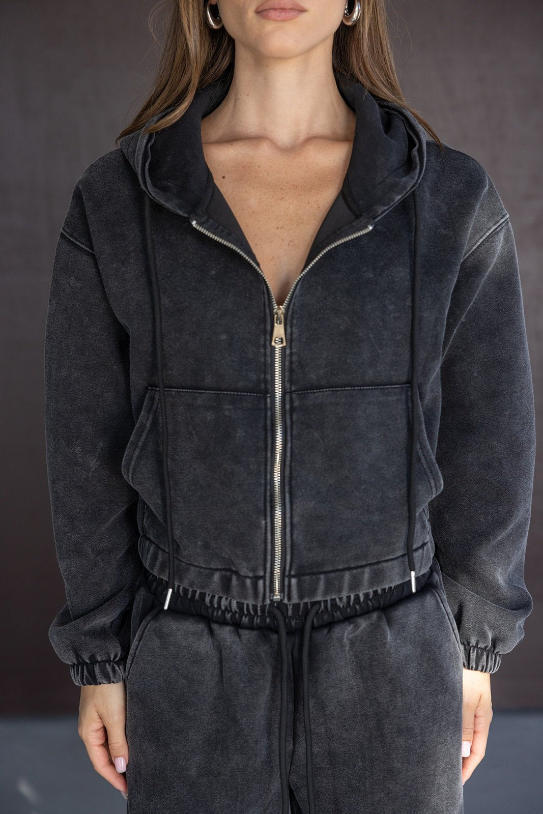 סט טרנינג נשים אפור כהה עם קפוצ׳ון ורוכסן אופנה לנוער ולצעירות