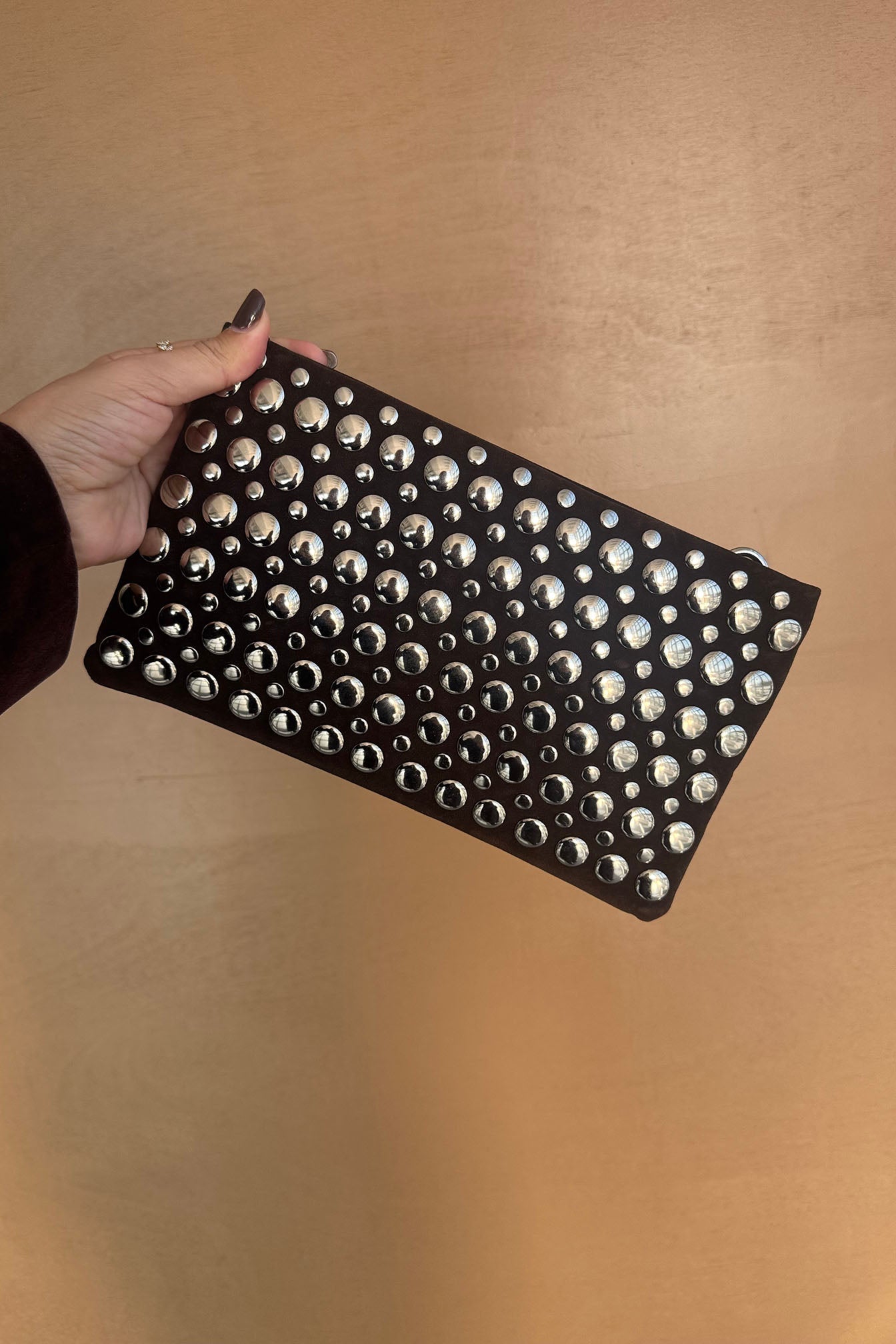 קלאץ' שחור לאישה עם ניטים כסופים, תיק ערב אופנתי לנשים ונערות