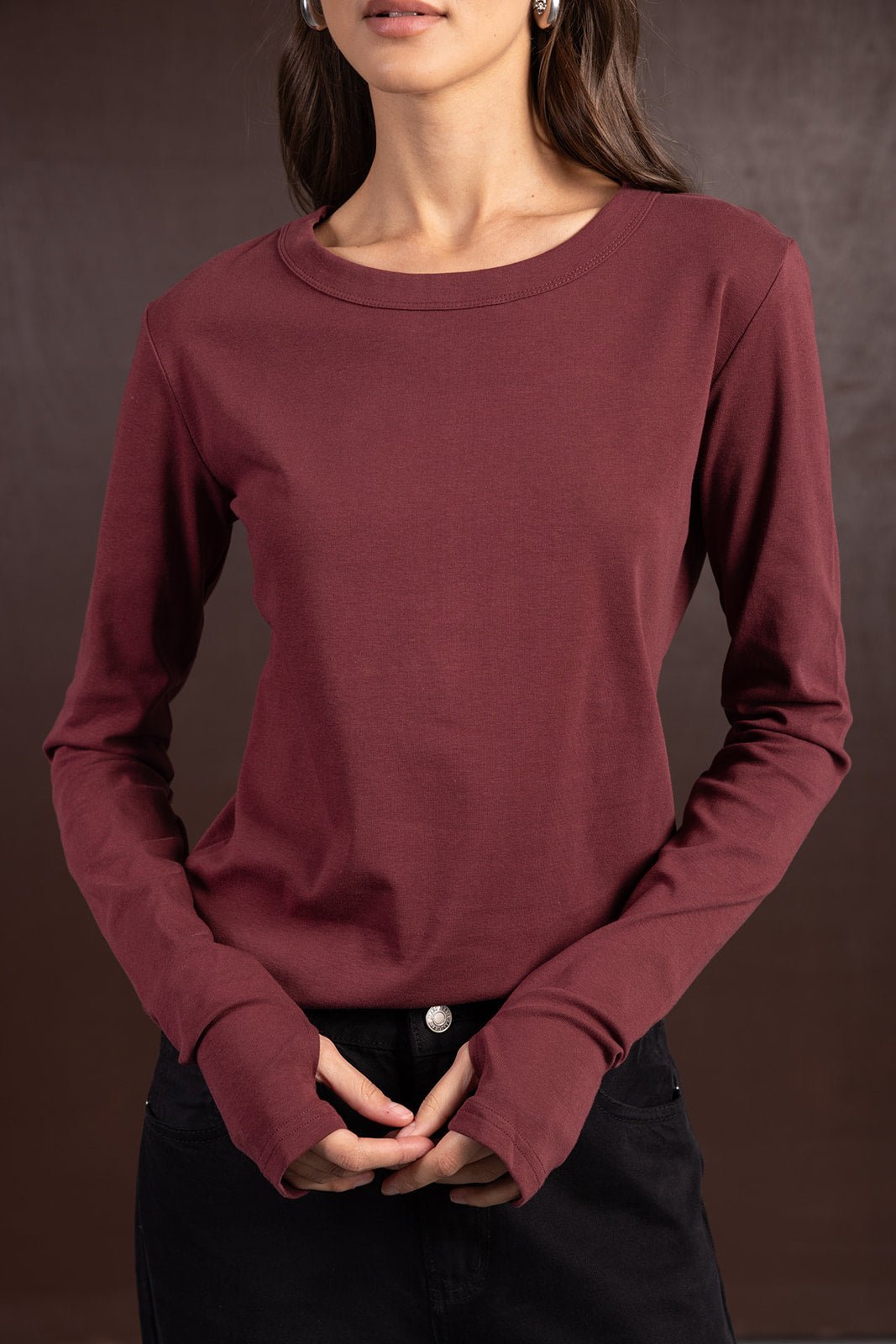חולצת בייסיק נשים שרוול ארוך בצבע בורדו, בד כותנה, מראה יומיומי אופנתי