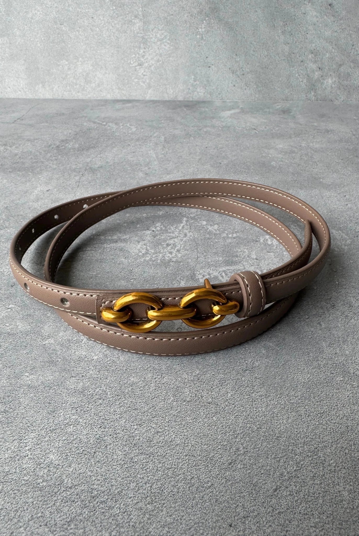 חגורת נשים חומה עם אבזם שרשרת זהוב, פריט אופנה אלגנטי לצעירות