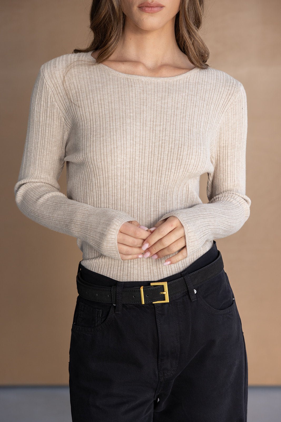 סוודר נשים בצבע בז' עם טקסטורה ריב, מותאם לבגדי אופנה לנשים ונערות