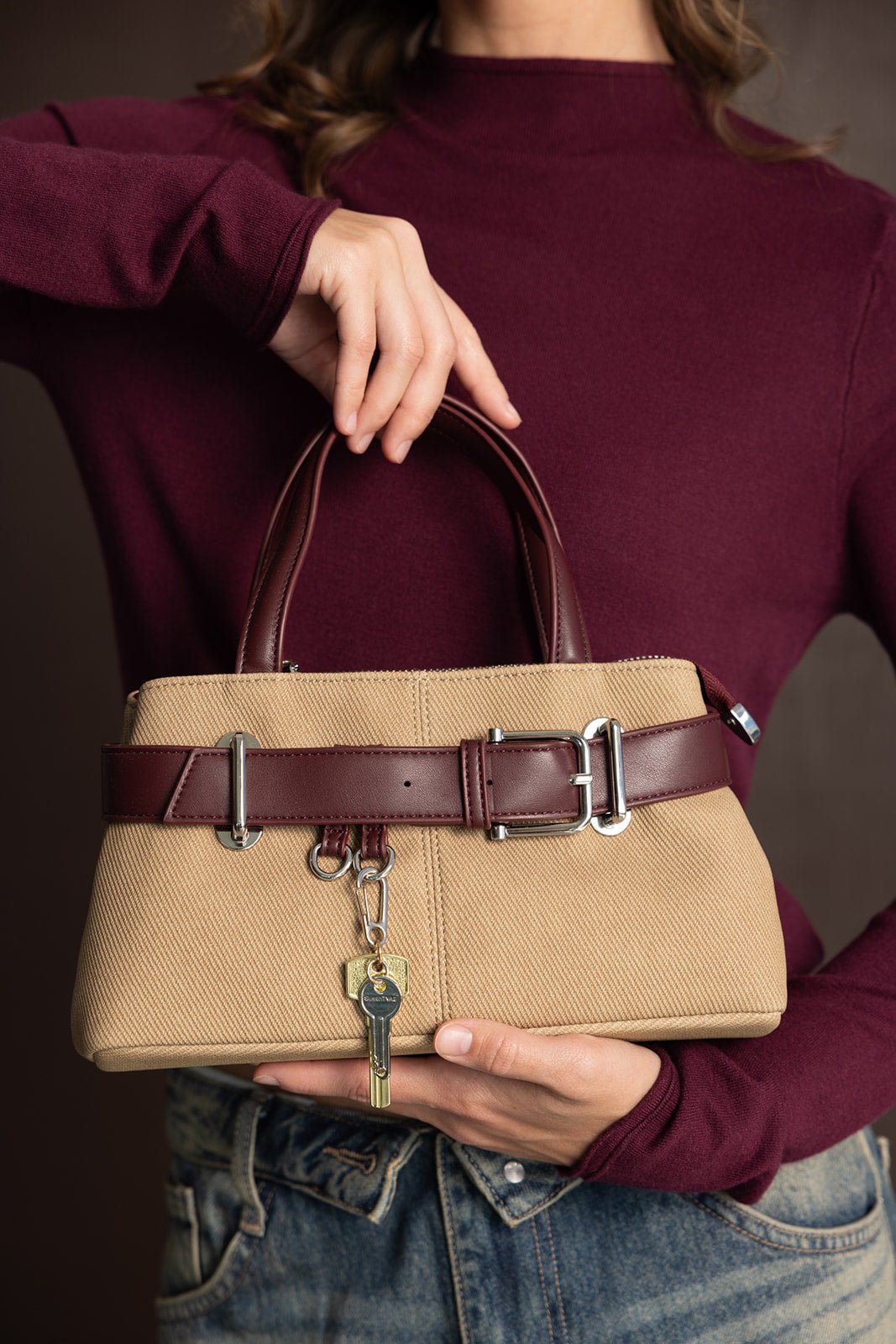 תיק יד אופנתי לנשים, בד בצבע בז' עם ידיות ועיטורי עור חום, אבזם מתכת ומחזיק מפתחות