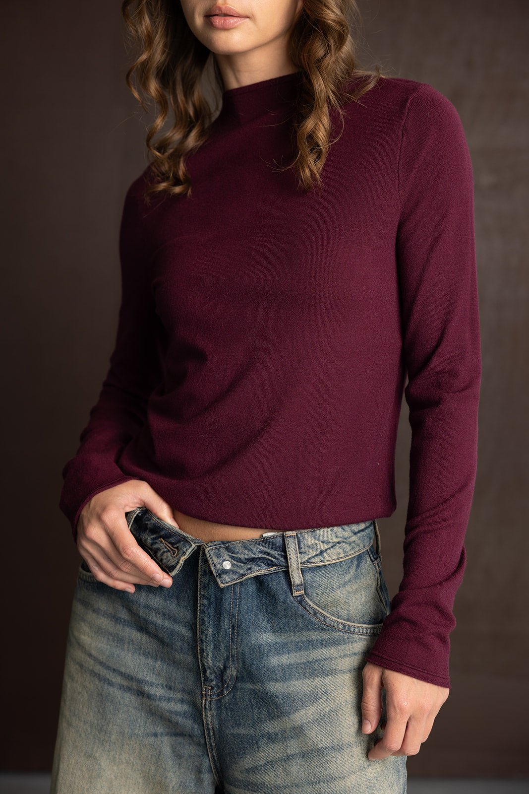 חולצת נשים בורדו עם שרוול ארוך וג׳ינס בגזרת וינטג׳, אופנה צעירה ועדכנית