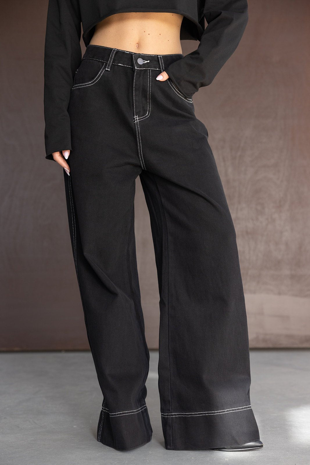 מכנסי נשים שחורים בגזרת רגל רחבה עם תפרים לבנים, אופנה לנערות וצעירות